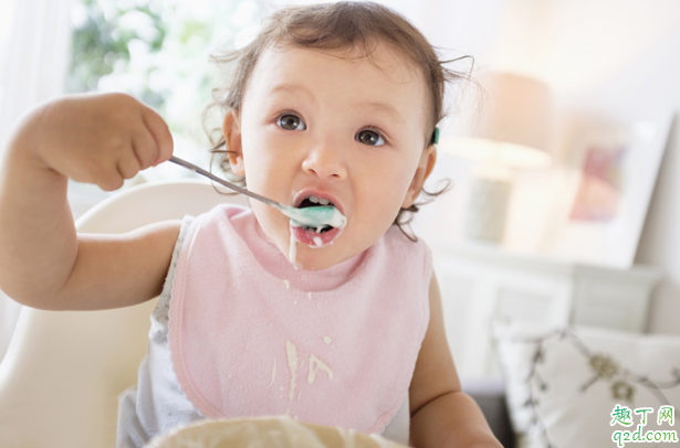 小孩幾個月可以訓練獨立吃飯 怎么訓練小孩獨立吃飯1